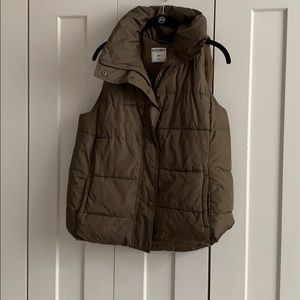Old navy army green puffy vest womens